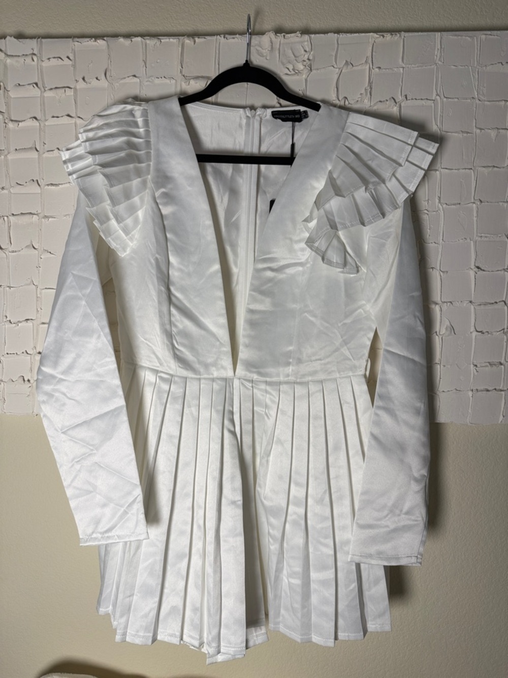 PrettyLittleThing White V-Neck Pleated Long Sleeve Dress